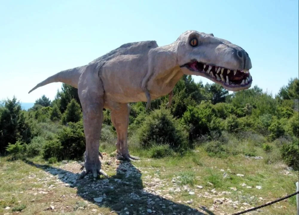 Riproduzione di un dinosauro nel parco Kamenjak
