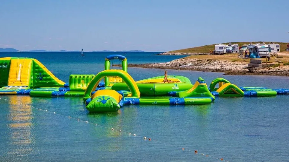 Giochi gonfiabili sul mare a Premantura