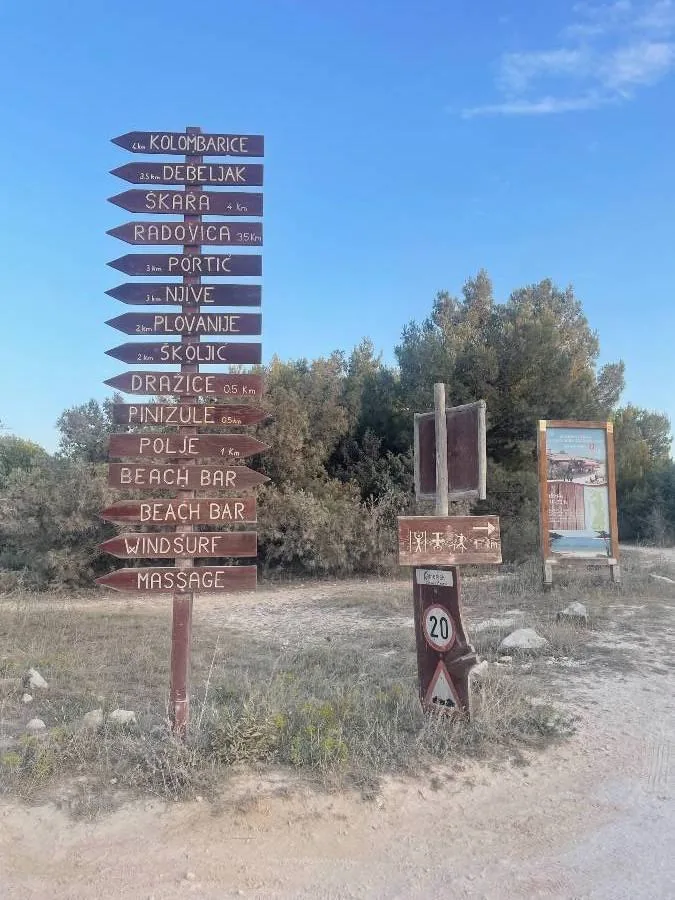 I cartelli con le indicazioni all'interno del Parco Kamenjak