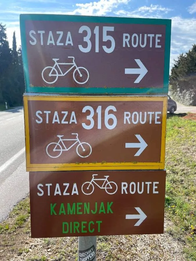 Cartelli con la numerazione dei percorsi ciclabili in Istria