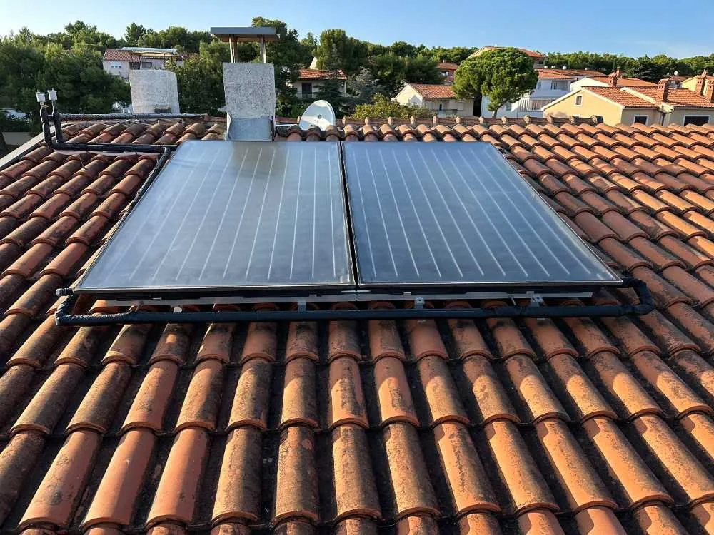I pannelli solari termici piani installati sul tetto della villa