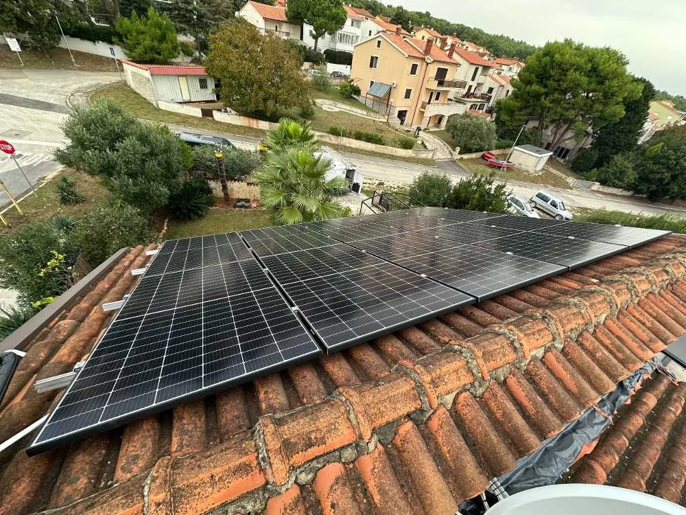 Pannelli fotovoltaici sul tetto di Villa Dolce Vita
