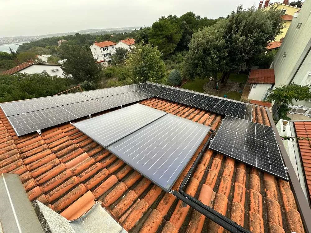 Un'altra parte dei pannelli fotovoltaici della villa