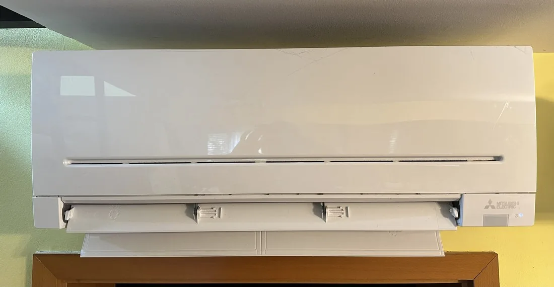 Condizionatore a inverter installato in una camera della villa