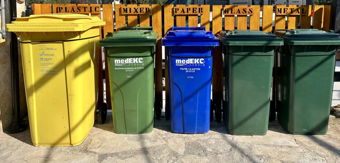 I raccoglitori per la raccolta differenziata all'ingresso della villa