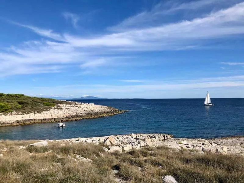 Sentieri e macchia mediterranea nel parco di Kamenjak