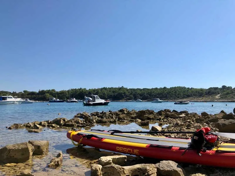 Stand up paddle lungo la costa dell'Istria