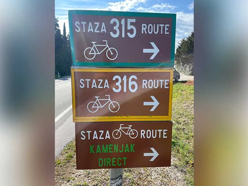 Le strade sterrate del parco di Kamenjak percorse in bicicletta