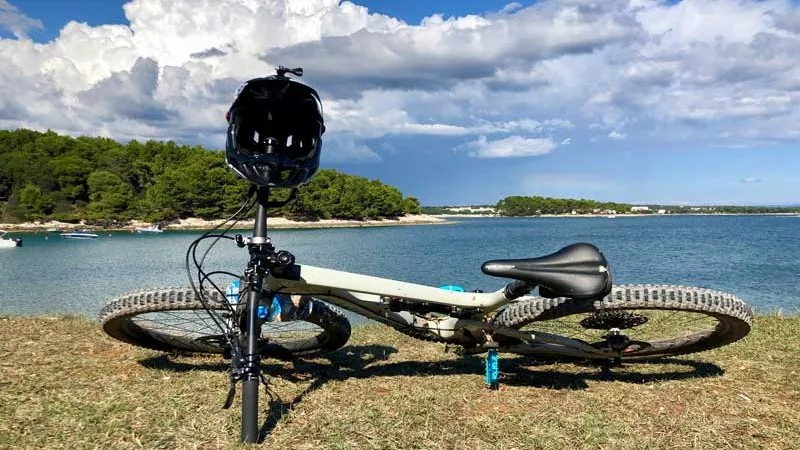 In bicicletta lungo la costa del parco di Kamenjak