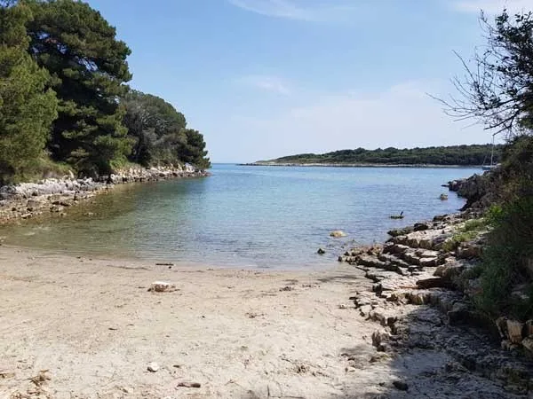 La spiaggia sabbiosa di Mali Portic