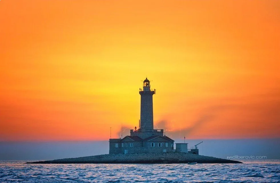 Il faro di Porer al tramonto, sulla costa ovest