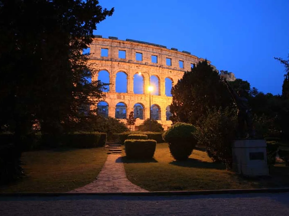Pola e l'Arena romana — Premantura
