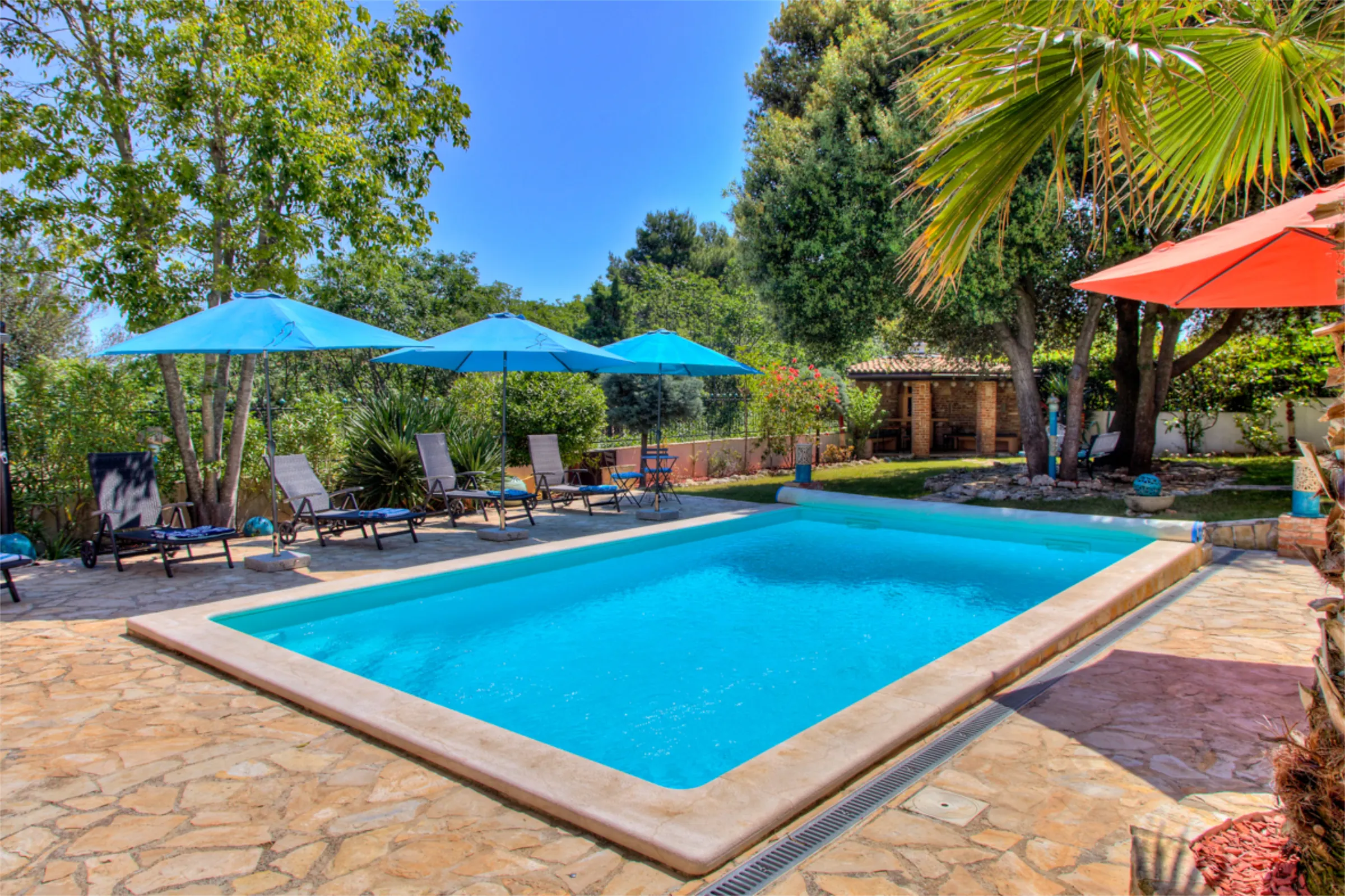 La piscina di Villa Dolce Vita con lettini e ombrelloni, Premantura